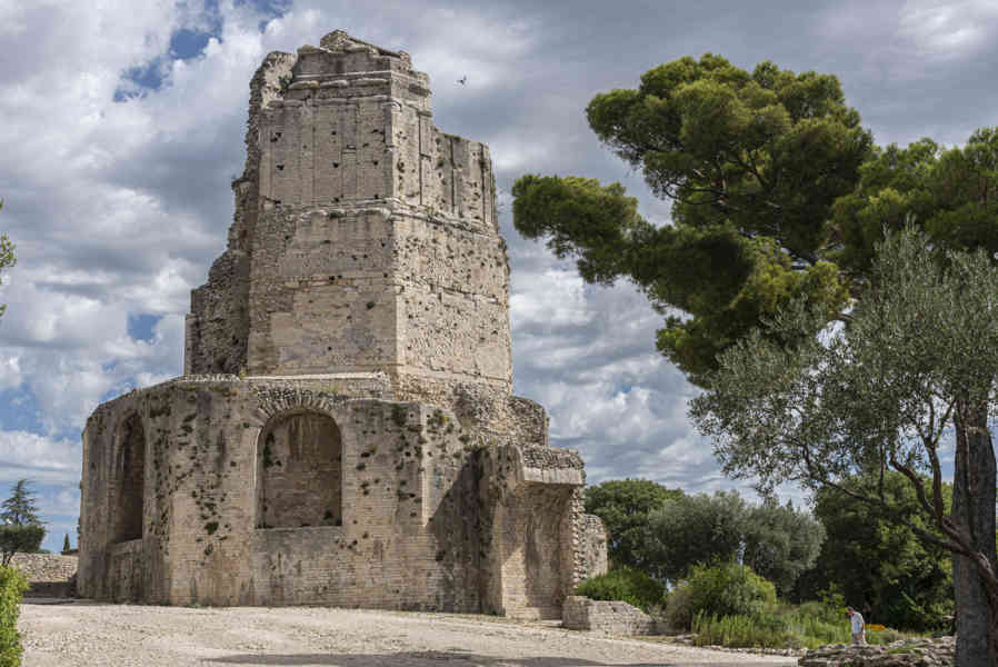 Francia - Nimes 062 - Torre Magna.jpg